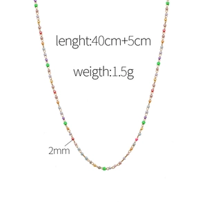 Dettaglio della collana di perline colorate da 2mm con catena in acciaio dorato 40+5cm