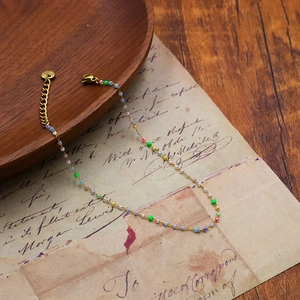 Bracciale di perline colorate con catena in argento sterling S925 dorato su carta vintage