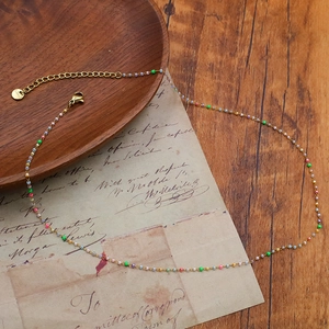 Collana di perline colorate in acciaio inossidabile dorato con chiusura a moschettone