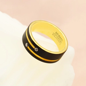 Makro-Detail des Wolframkarbid-Rings mit schwarzer Außenseite und goldenem Innenband