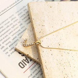 Elegante vergoldete Schlangenkette mit einem perlenbesetzten Buchstaben J Anhänger