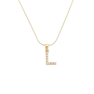 Goldene Kette mit Buchstabe L und weißen Perlen sowie eleganter Schlangenkette