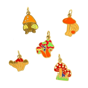 Cinq pendentifs champignons en émail coloré avec crochets dorés pour bijoux DIY