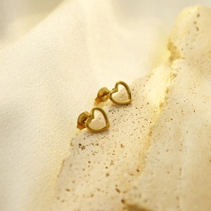 Minimalistische hohlherzige Ohrstecker aus 18K vergoldetem Edelstahl auf Naturstein