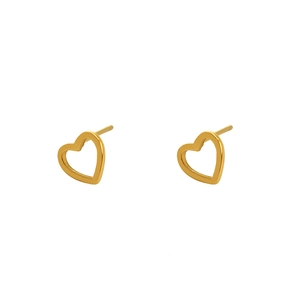 Minimalistische vergoldete herzförmige hohle Ohrstecker auf einem weißen Hintergrund