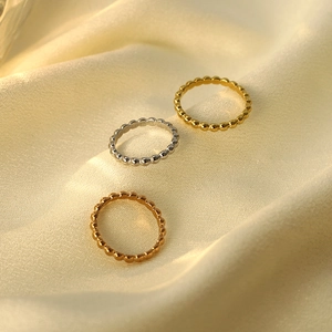 Drei minimalistische Perlenringe in Gold, Silber und Roségold im Set zum Stapeln