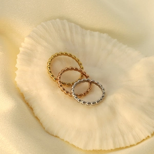 Dreiteiliges Set stapelbarer Perlenringe in Gold, Roségold und Silberoptik