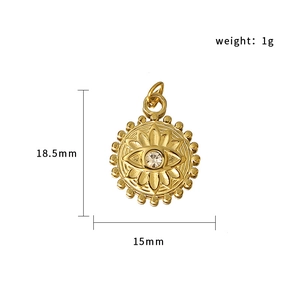 Detalle de colgante redondo de oro de 18K con diseño de sol y escala de dimensiones