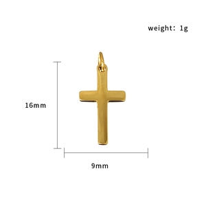 Detalle de un colgante de cruz de oro de 18K de 16x9mm para collares de estilo minimalista