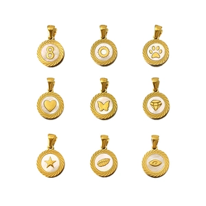 Goldene Edelstahlanhänger mit weißer Muschel-Einlage und verschiedenen Reliefmustern