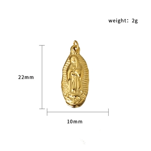 Detalle del colgante ovalado dorado con relieve que muestra 22 mm de alto y 10 mm de ancho