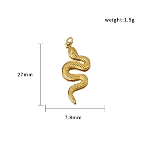 Detalle del colgante de serpiente en oro de 18K con medidas de 27mm de alto y 7,8mm de ancho