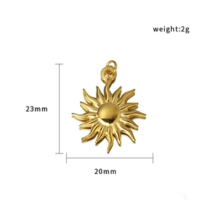 Dimensiones detalladas del colgante de sol de oro de 18K con 23mm de alto y 2g de peso