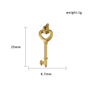 Colgante llave de corazón en oro de 18K con medidas de 25mm de largo y 8,7mm de ancho
