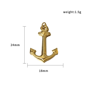 Detalle de colgante de ancla dorada con dimensiones 24mm altura y 18mm anchura
