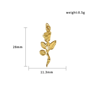 Detalle de colgante de rosa en oro de 18K con medidas de 28 mm de largo y 11,3 mm