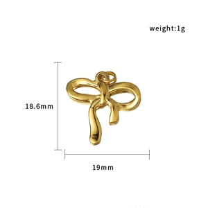 Vista detallada del colgante de lazo dorado bañado en oro 18k con medida de 19mm