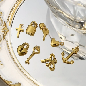 Colgantes de sol y luna chapados en oro de 18K con detalles de cruz y candado de corazón
