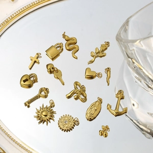 Colección de colgantes dorados de acero 18K con dijes de sol, luna y corazón