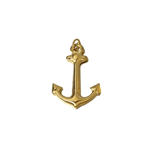 Colgante de ancla bañado en oro de 18K pulido con diseño náutico sobre fondo blanco