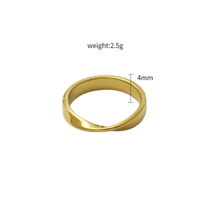 Bague Mobius minimaliste en acier titane doré, largeur 4 mm et poids léger de 2,5 g