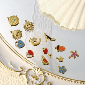 Set di ciondoli fai-da-te con pendenti a cuore stella e luna placcati oro 18 carati