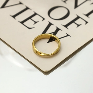 Bague Mobius en acier titane doré de style français vue sous un angle de 45 degrés