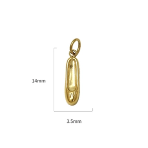 Dettaglio macro del ciondolo scarpetta da ballo oro con dimensioni 14 mm altezza e 3,5 mm