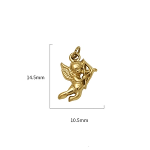 Misure del ciondolo Cupido dorato che mostrano 14,5 mm di altezza e 10,5 mm di larghezza
