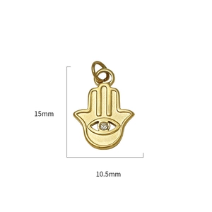 Macro del ciondolo a mano di Fatima dorato 15mm con zircone e dettagli a doppio anello