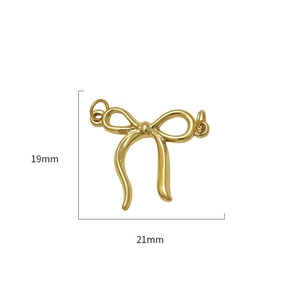 Vista dettagliata del ciondolo a fiocco dorato 19mm x 21mm con finitura in metallo