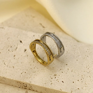 Detalle de anillos cuadrados de oro y plata en acero inoxidable con circonitas