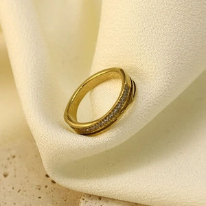 Anillo cruzado minimalista de acero bañado en oro con micro pavé de cristales sobre piedra