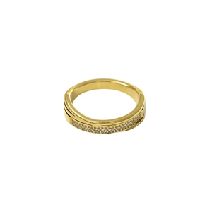 Elegante anillo de acero de titanio chapado en oro con pavé de circonitas cruzadas