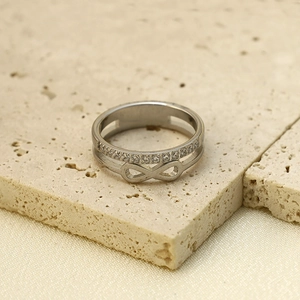 Bague infini en argent sertie de zircons cubiques sur un socle en pierre naturelle