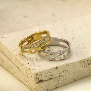 Bague double couche en acier 316 avec symbole infini et pavage de zircons en or et argent