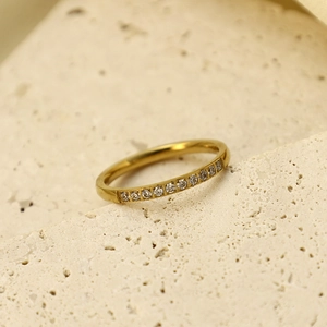 Elegante anillo eternity de acero de titanio dorado con filas de circonitas brillantes