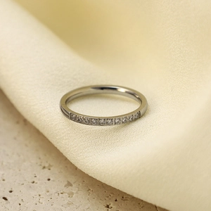 Anillo elegante de acero de titanio plateado con micro-engaste sobre seda y piedra