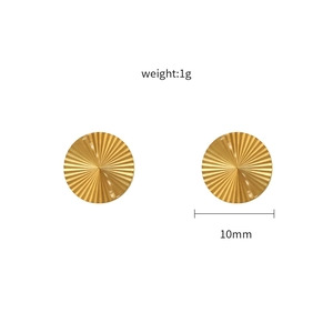 Goldene Fächer-Ohrstecker aus 316 Edelstahl mit Sonnenstrahl-Muster und 10mm Durchmesser
