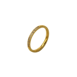 Elegante anillo minimalista de acero inoxidable dorado con pavé de circonitas en blanco