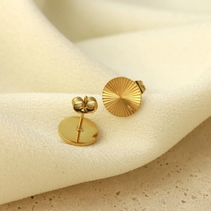 Elegante goldene fächerförmige Ohrstecker mit Sonnenstrahlmuster auf Seidenhintergrund