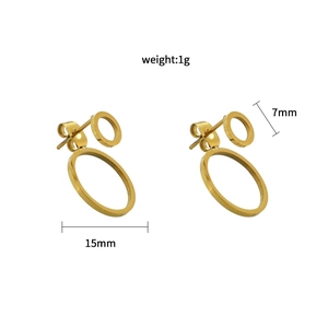 Minimalistische doppelte matte goldene Ohrstecker mit geometrischem Rundschlifforient
