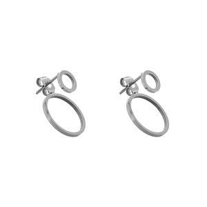 Detailansicht der silbernen minimalistischen Doppelkreis-Ohrstecker mit Schmetterlingsverschluss