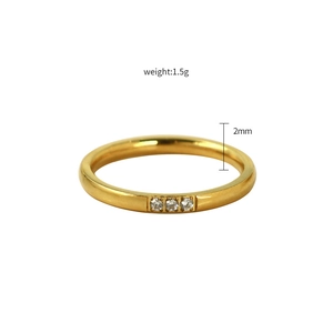 Minimalistischer Ring aus vergoldetem Titan mit drei funkelnden Zirkonsteinen