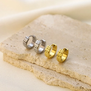 Orecchini a cerchio in acciaio inossidabile con rilievo a scacchi in oro e argento