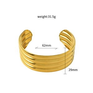 Detalle de brazalete de titanio dorado de 29 mm de ancho con dimensiones y peso especificados