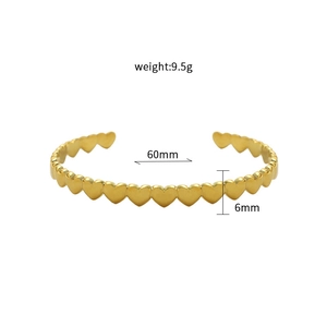 Vue détaillée d'un bracelet ouvert doré en forme de cœur avec ses dimensions