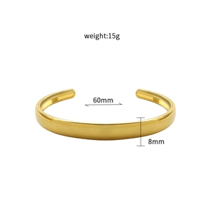 Bracelet jonc ouvert doré minimaliste aux lignes ondulées avec un diamètre de 60mm