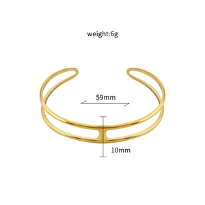 Brazalete abierto de doble anillo en acero de titanio dorado con barra vertical