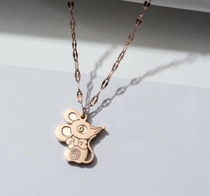 Collier en or rose avec pendentif rat du zodiaque et caractère chinois Fu